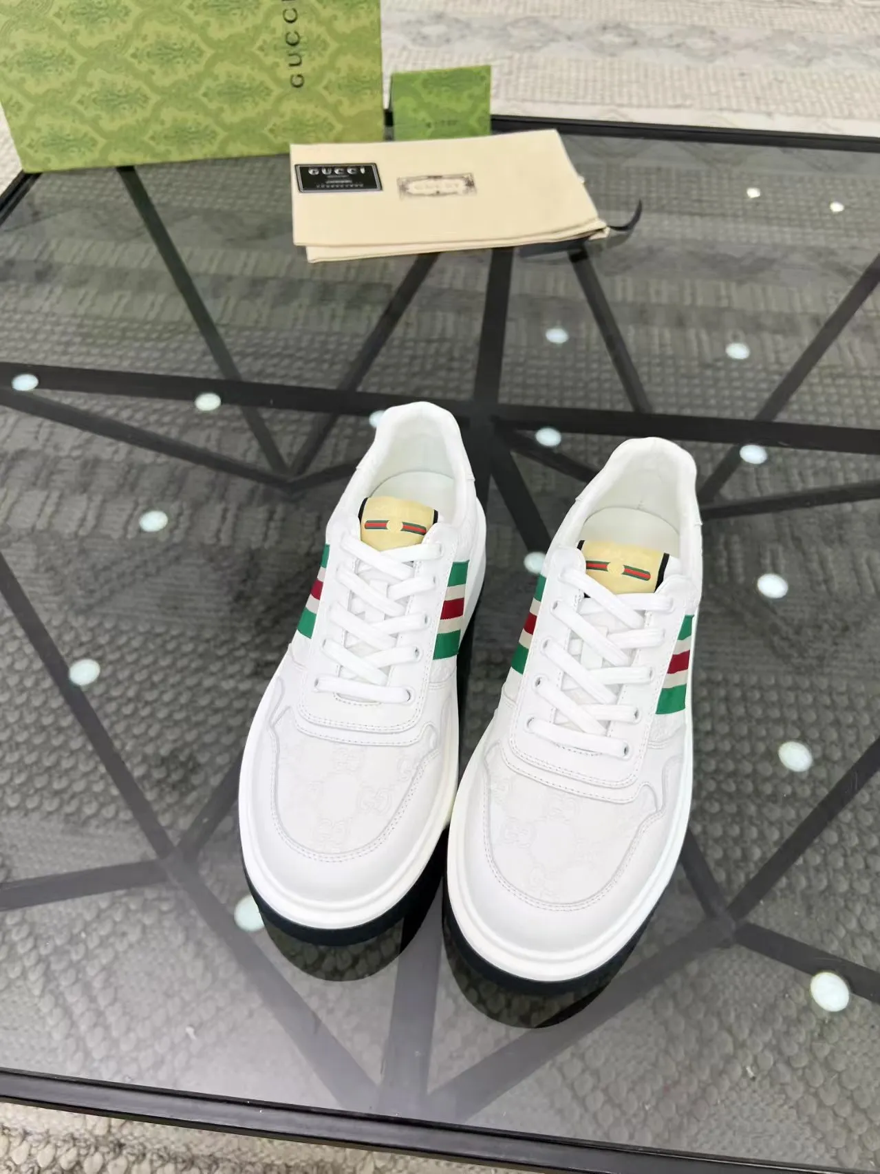 Men's clothing, men's shoes, men's clothing, men's 💰460 new men's shoes GUCCI] latest shoes shipped. Original quality, fashionable, made of special materials, sheepskin lining, brand new packaging. The foot feels super comfortable and the workmanship is impeccable. Size: 38-45